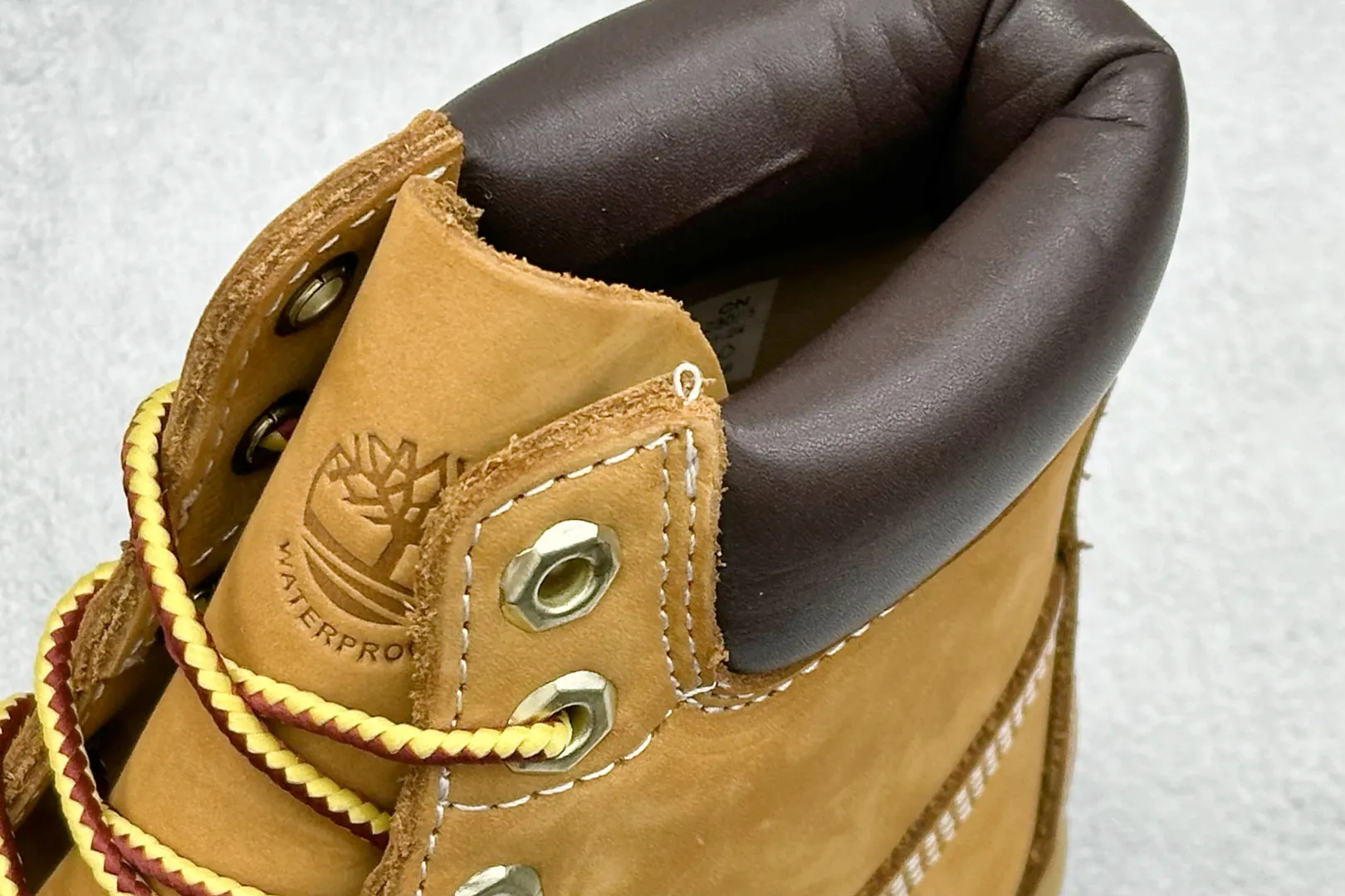 🐲💰 600 supports store Guangdong Zhongshan version of Timberland, which can’t be beaten / classic yellow high top [Female six-hole model 10361 Men’s seven-hole model 10061] Produced by OEM factory in Zhuhai, Guangdong. Orders shipped through a unified channel of Hong Kong purchasing agency. Consistent quality. Analysis of original authentic process. Imported waterproof frosted cowhide. Purple light logo anti-counterfeiting mark. Precise computer stitching. Four lines in parallel process. Dynamic waterproofing for 10,000 times of horizontal folding. Integrated Molding injection molding process (⚠️different from cold-bonded one-piece molding version) Rubber non-slip outsole is durable and wear-resistant Full genuine cowhide collar inner insole Equipped with anti-fatigue shock-absorbing honeycomb insole High comfort High practicality in daily life Classic, simple and easy to match Full set of cabinet packaging accessories Size: 35-40